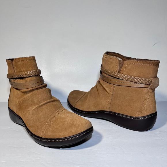 Clarks Collection Cora Braid Boot Suede Ankle Boots Size: 11W - Picture 1 of 5